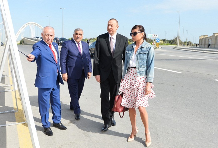 Le président Ilham Aliyev s’est familiarisé avec les travaux de reconstruction dans une rue de Bakou